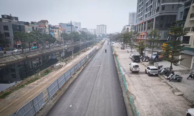 Nhiều năm nay, tuyến đường đoạn từ KĐT Đại Kim đến cầu Định Công rơi vào tình trạng xuống cấp báo động. Những "ổ gà, ổ voi" xuất hiện dày đặc cùng hiện trạng mặt đường bong tróc, lún võng không chỉ gây khó khăn cho phương tiện mà còn tiềm ẩn nguy cơ tai nạn giao thông cao.