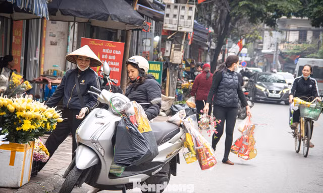 Chợ Tết 23 tháng Chạp: Hàng hoá dồi dào, sức mua 'kém nhiệt'