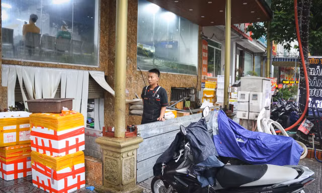 Người Hà Nội 'be bờ, đắp đập' chống bão số 3