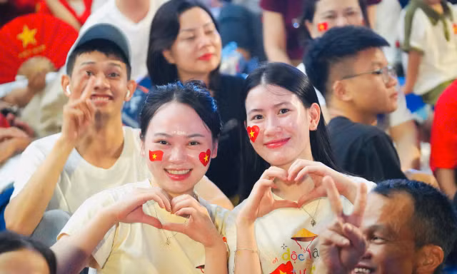 Rạng rỡ những nụ cười tuổi trẻ chờ đón lễ diễu binh mừng Quốc khánh 2/9