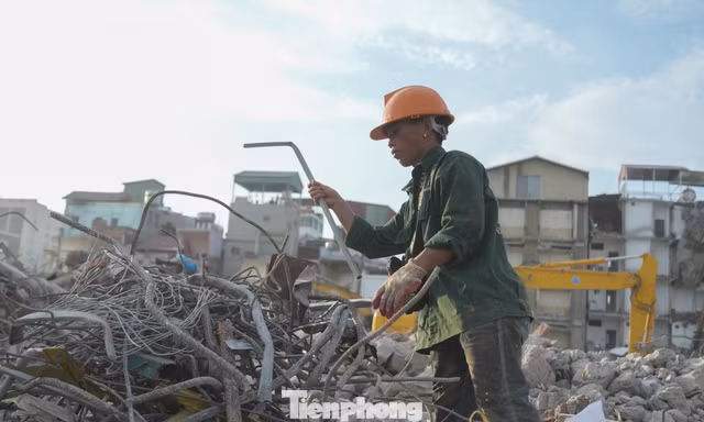 Mặt đường gần 50 độ C, lao động tự do kiệt sức giữa đợt nắng đỉnh điểm ở Hà Nội