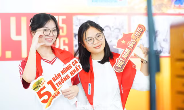 Giới trẻ check-in, tham quan triển lãm 51 năm - Bản hùng ca thống nhất