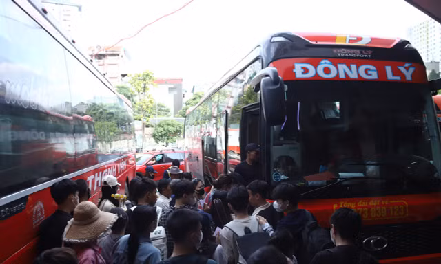 Bến xe Hà Nội 'nóng' trước kỳ nghỉ lễ: Người dân tay xách nách mang rời phố