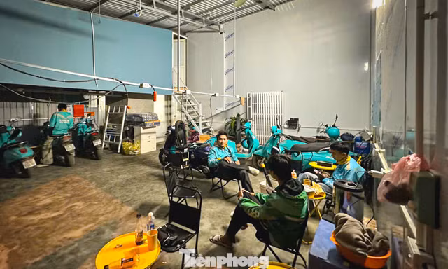 Xóm trọ sạc pin: Dịch vụ mới nổi hút tài xế công nghệ Thủ đô