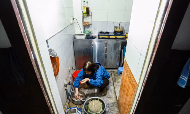 Gắn bó hơn nửa đời người với căn hộ vỏn vẹn 30m2 tại khu tập thể Trung Tự, bà Lan không giấu được sự âu lo khi nghe tin nơi này nằm trong diện phải di dời. Dù không gian sống hiện tại chật hẹp, nhưng lợi thế bước chân xuống đường là có kế sinh nhai khiến bà đắn đo. "Nhà chật chỉ là nơi ngủ, quan trọng là kế sinh nhai. Giờ chuyển đi nơi khác khang trang hơn nhưng liệu có buôn bán được không? Nghĩ đến viễn cảnh đó, tôi cứ thấp thỏm không yên," bà Lan ngậm ngùi chia sẻ.