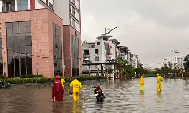 Hà Nội kiểm tra hệ thống chống ngập mới sau trận mưa gây ngập úng cục bộ
