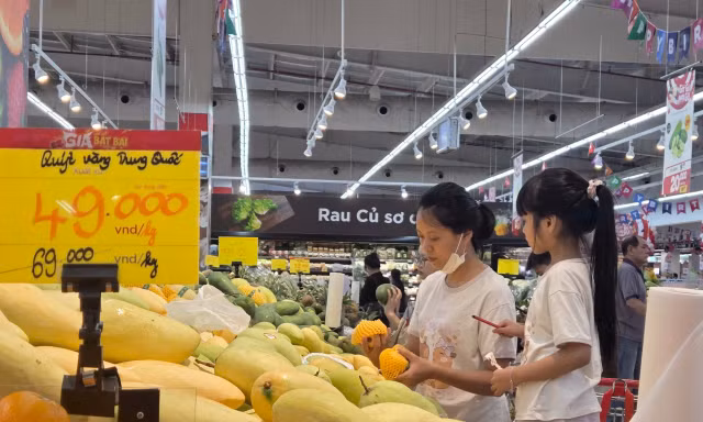 Xăng giảm sâu, tại sao hàng ăn, sữa thiết yếu vẫn 'neo' giá cao