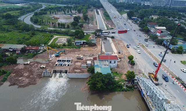 'Giải cứu' Đại lộ Thăng Long thoát ngập
