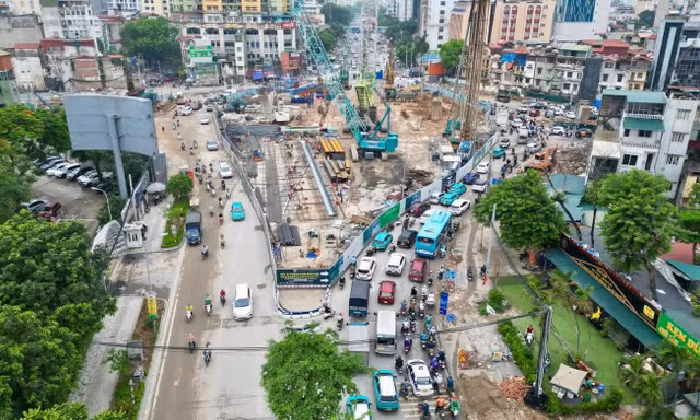 Hà Nội 'thúc' tiến độ thi công cầu vượt Nguyễn Chí Thanh trên Vành đai 1