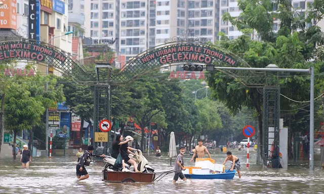 Choáng váng 'khu nhà giàu' Hà Nội ngập gần 1m, cư dân chèo thuyền ra phố