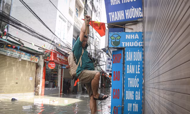 Người dân Phú Đô vật lộn với cảnh ngập lụt, mất điện, cửa cuốn hỏng