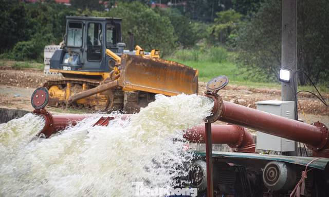 6 máy bơm hoạt động ngày đêm ‘giải cứu’ xóm ngập cả tuần ở Hà Nội