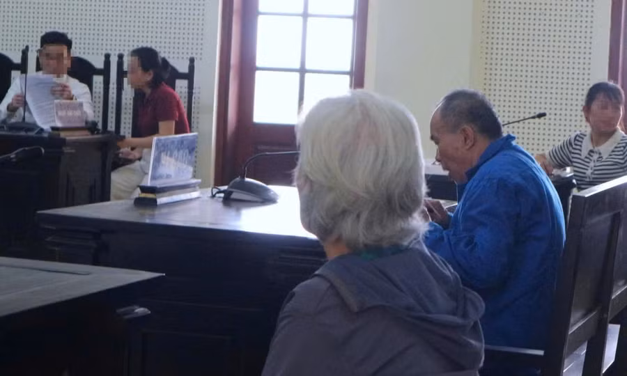 Bị chồng chém liên tiếp bằng 3 con dao, người vợ vẫn nghẹn ngào xin tòa khoan hồng