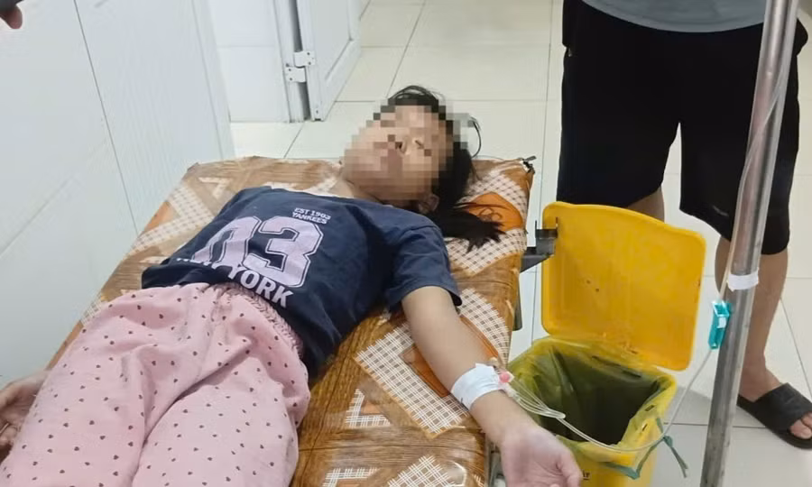 Nghi ngộ độc sau ăn bánh mì, hơn 20 người nhập viện cấp cứu