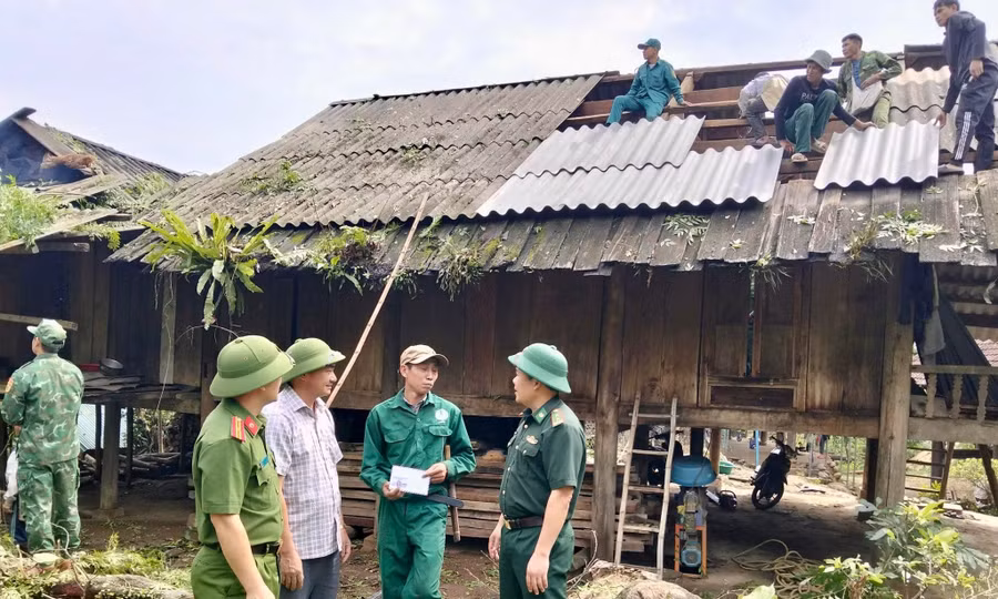 Giông lốc gây thiệt hại hàng loạt nhà tại Nghệ An