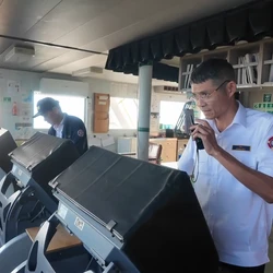 Xem hoa tiêu điều khiển tàu hàng vào cảng biển Đà Nẵng