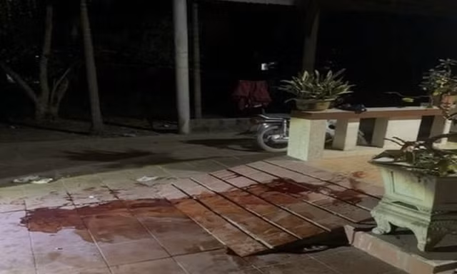 Người đàn ông bị đánh gục sau khi vác kiếm 'lùa' nhóm đòi nợ 