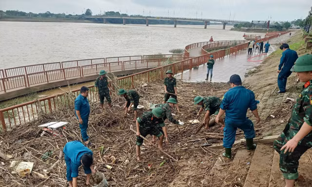 Chung tay làm sạch Bến thả hoa sông Thạch Hãn