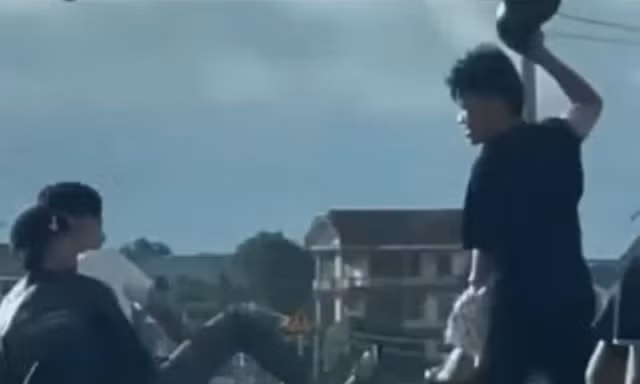 Nhóm đối tượng chạy xe máy ‘làm xiếc’ bằng gậy trên Quốc lộ 1A 