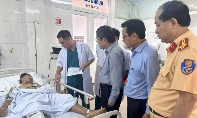 Lãnh đạo tỉnh Quảng Trị thăm hỏi, động viên các nạn nhân vụ xe tải lao vào chợ làm 12 người thương vong