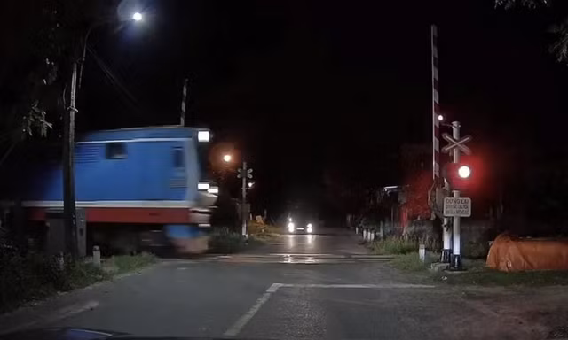 Thót tim cảnh barie tự động mở toang lúc tàu hỏa lao tới với tốc độ cao