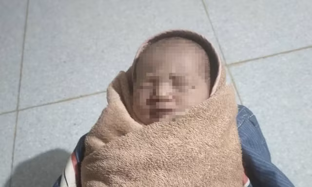 Mẹ ruột đến nhận lại con sau khi bỏ rơi dưới gốc cây