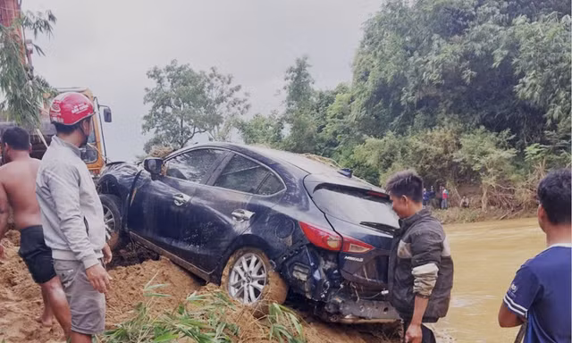 Ô tô chở 4 thanh niên bị nước cuốn trôi sau khi vượt rào cảnh báo đã được tìm thấy