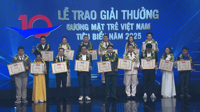 Đình Bắc và Hòa Minzy tương tác đáng yêu tại Gương mặt trẻ 2025 [2, 4]