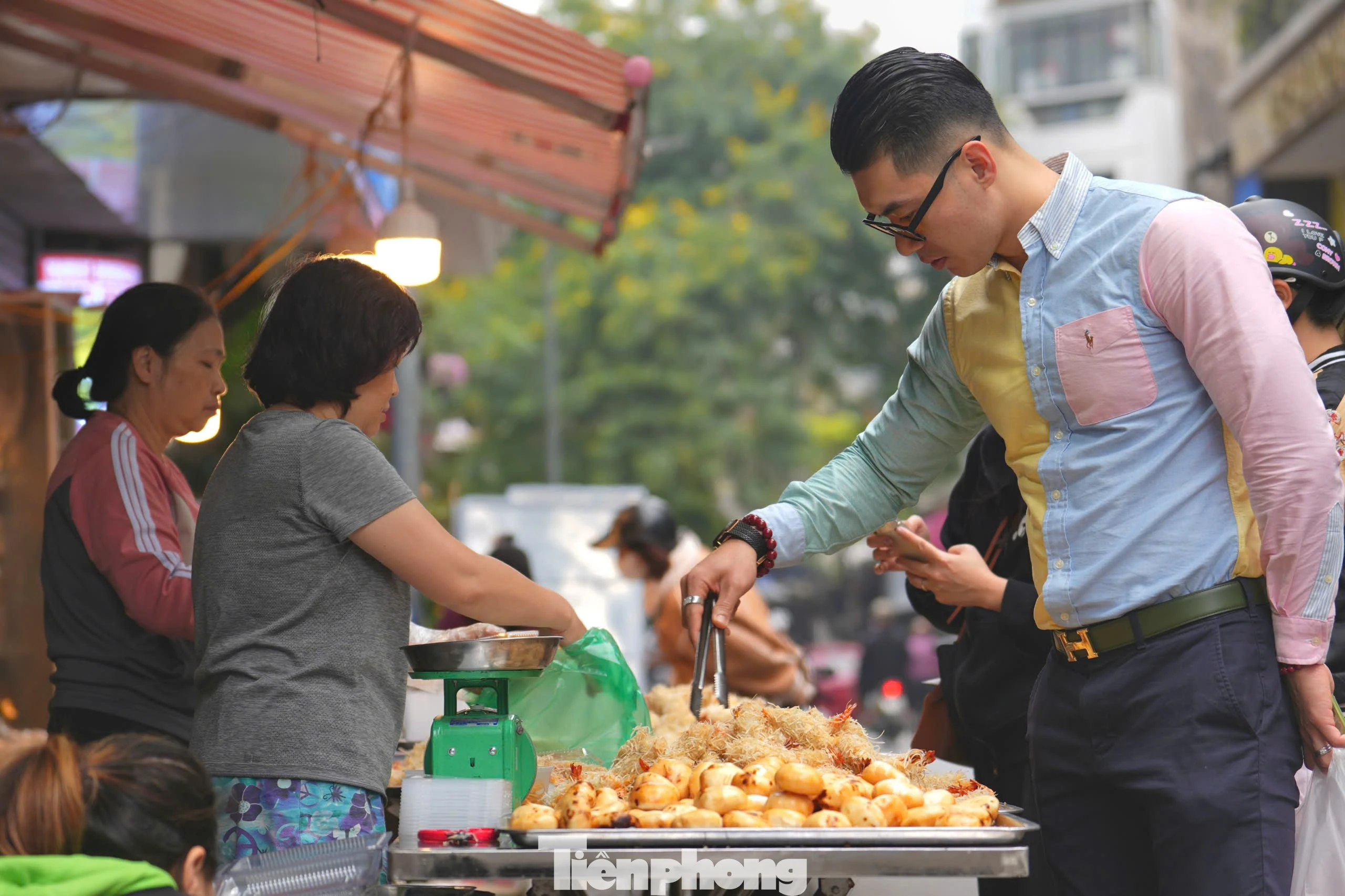 Chợ Hàng Bè tấp nập ngày hóa vàng, thực phẩm chế biến sẵn 'lên ngôi'