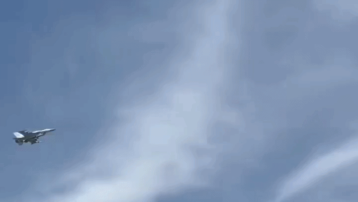 Xuất hiện video tiêm kích chiến đấu phóng tên lửa trên bầu trời Dubai