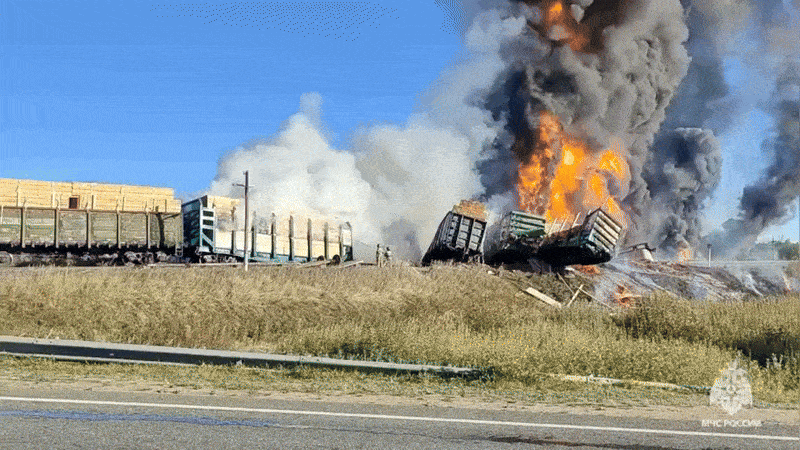 Va chạm với xe tải, đoàn tàu chở nhiên liệu Nga chìm trong biển lửa