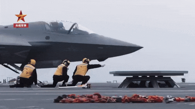 Trung Quốc phô diễn loạt máy bay, tiêm kích trên tàu sân bay Phúc Kiến