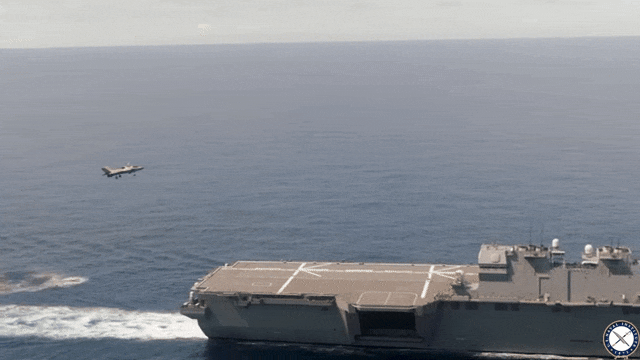 Khoảnh khắc tiêm kích F-35B của Anh lần đầu hạ cánh xuống tàu khu trục Nhật Bản