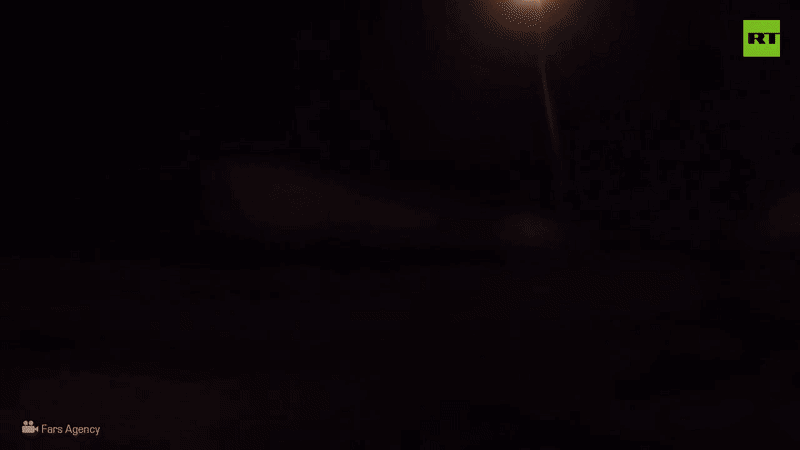 Iran tuyên bố tấn công 100 mục tiêu quân sự Israel, biến bầu trời đối phương thành 'cảnh tượng ngoạn mục'