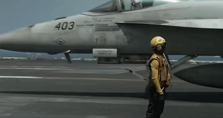 Video loạt máy bay chiến đấu Mỹ xuất kích từ tàu sân bay USS Abraham Lincoln