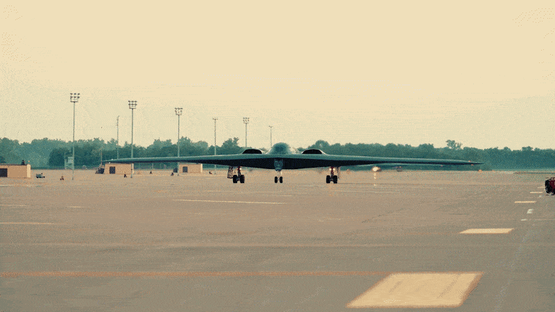 Mỹ đưa máy bay tàng hình B-2 Spirit vào tham chiến