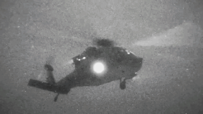 Cận cảnh lính thuỷ đánh bộ Mỹ đổ bộ lên tàu Iran trong đêm