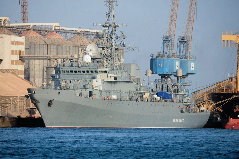 Tàu trinh sát Nga Ivan Khurs xuất hiện hư hại tại cảng Sevastopol sau tấn công
