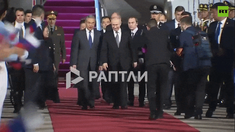 Ngoại trưởng Trung Quốc Vương Nghị đón Tổng thống Nga Vladimir Putin tại sân bay