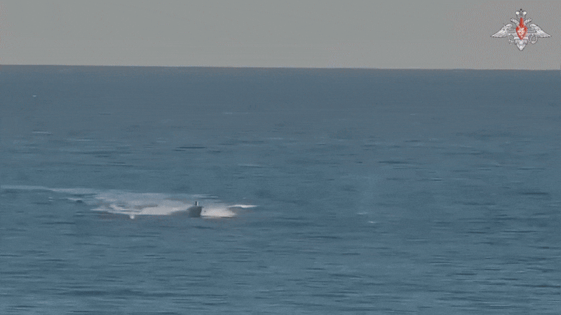 Khoảnh khắc UAV Lancet Nga phá hủy xuồng tự sát Ukraine ở Novorossiysk