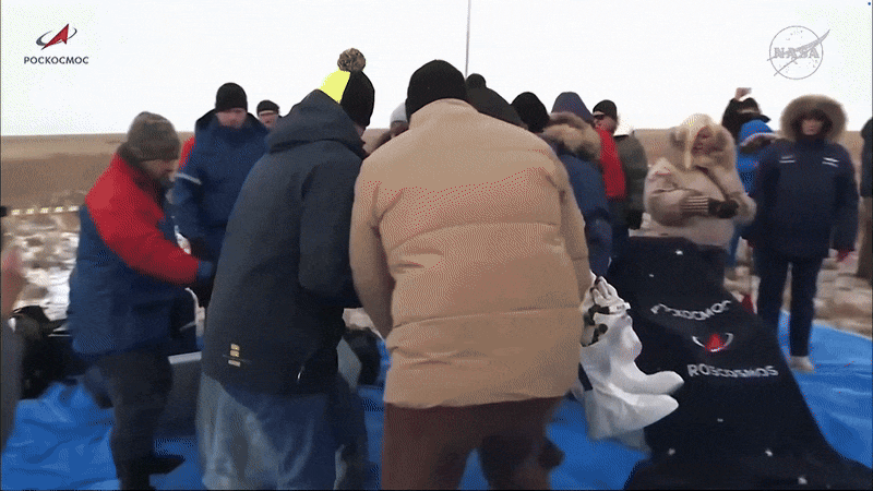 Khoảnh khắc phi hành gia Mỹ và Nga cùng trở về Trái đất