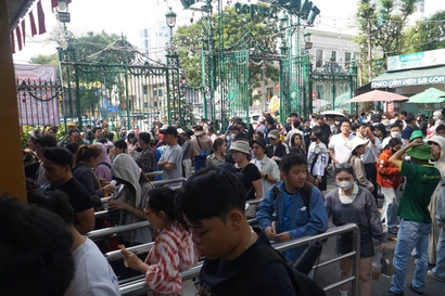 Dòng người đông nghịt đổ về Thảo Cầm Viên, Suối Tiên ngày đầu năm 