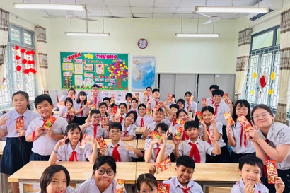 Học sinh nhận lì xì trong ngày đầu quay trở lại trường