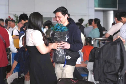 Ga quốc tế sân bay Tân Sơn Nhất nườm nượp đón đưa người thân về ăn Tết