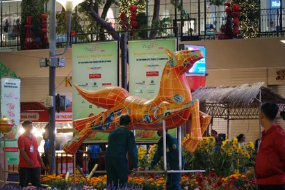 Hàng trăm công nhân tháo dỡ đường hoa Nguyễn Huệ giữa đêm