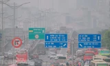 Bầu trời Hà Nội trắng xoá sương mù, ô nhiễm không khí ở mức báo động đỏ