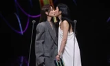 Nụ hôn gây sốc ở lễ trao giải Kim Chung
