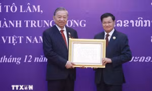 Lào trao tặng Tổng Bí thư Tô Lâm Huân chương Vàng Quốc gia