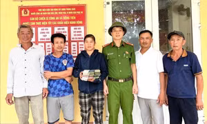 Đang chằng nhà chống bão, 4 người nhặt được bọc tiền lớn
