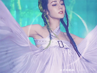 Vừa bị chê già, Địch Lệ Nhiệt Ba ‘phản pháo’ bằng loạt hình hóa thiên thần ảnh 7